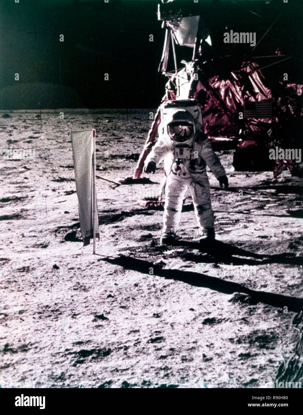 Buzz Aldrin setzt Solar Wind Sammler auf der Oberfläche des Mondes, Apollo 11 Mission, Juli 1969. Schöpfer: Neil Armstrong. Stockfoto