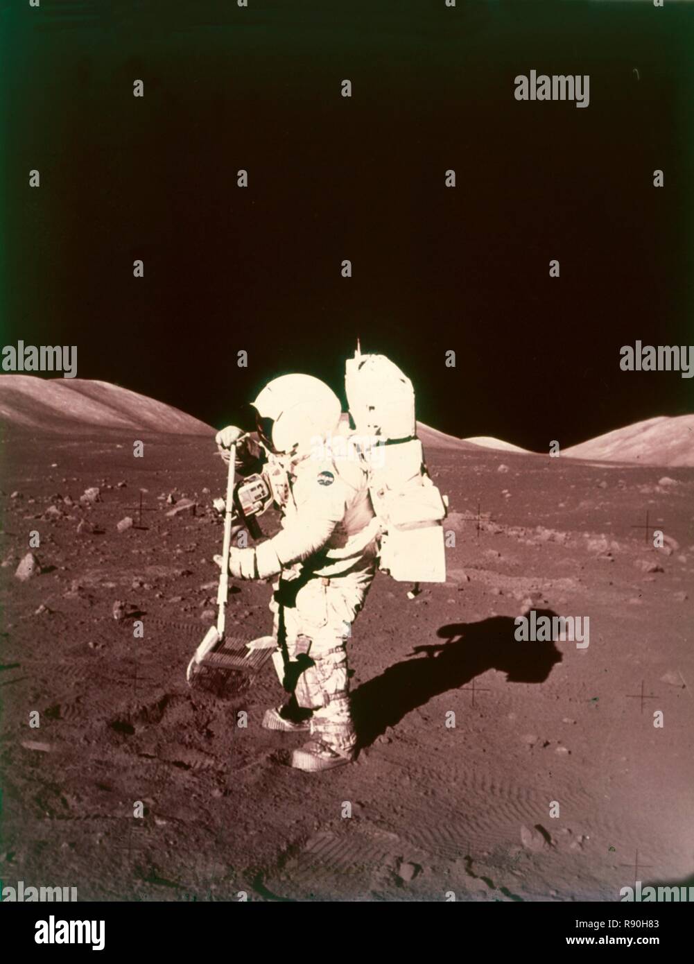 Harrison Schmitt sammelt Lunar rake Proben, Apollo 17 Mission, Dezember 1972. Schöpfer: NASA. Stockfoto