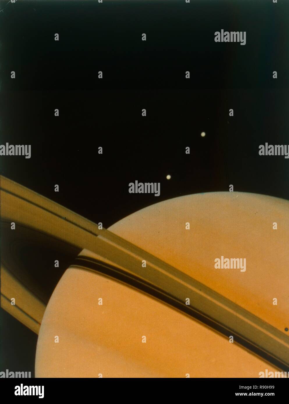 Der Planet Saturn mit Monden Tethys und Dione. Schöpfer: NASA. Stockfoto Der Planet Saturn mit Monden Tethys und Dione. Schöpfer: NASA. Stockfoto