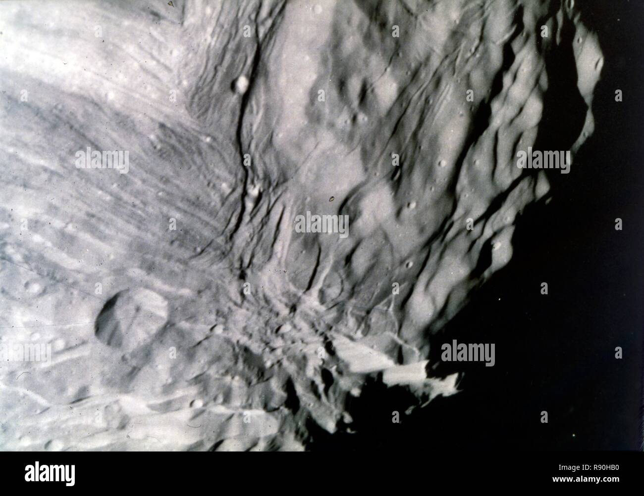 Miranda, einer der Monde des Uranus, von Voyager 2 gesehen, 24. Januar