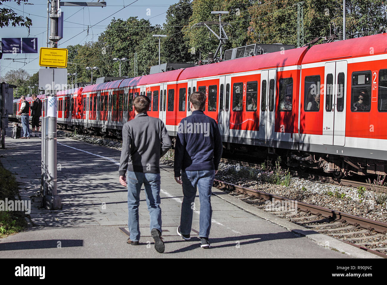 S-Bahn am Bahnhof Reims in der Nähe von München zieht langsam weg von der Plattform. Stockfoto