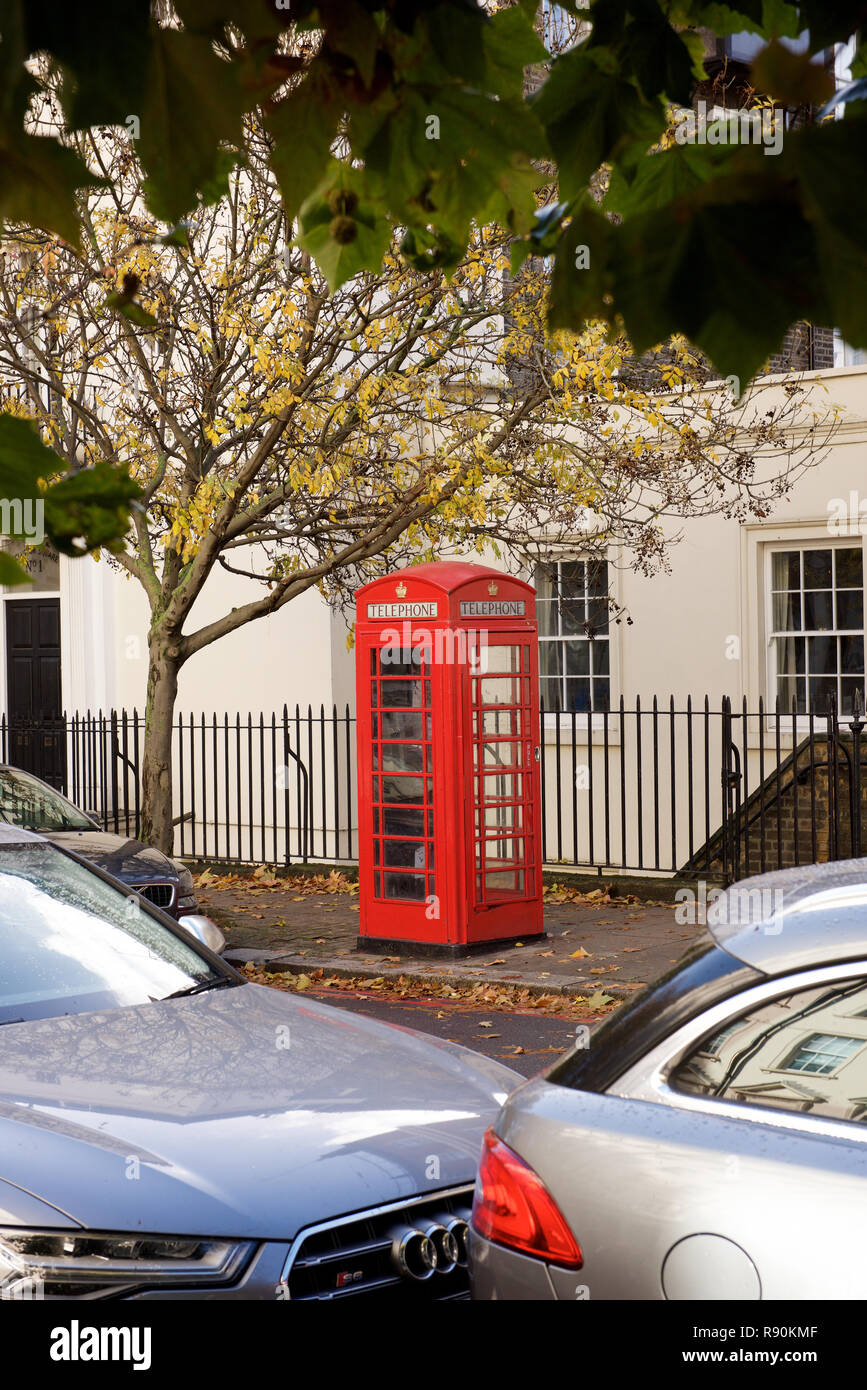 Rote Telefonzelle auf den Straßen von London Stockfoto