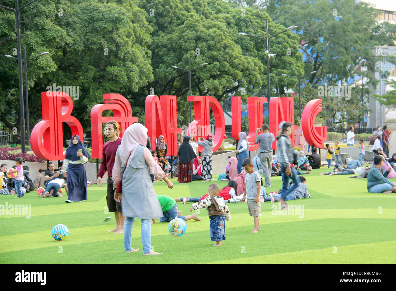 Die Personen spielen in der Alun-alun Park am Nachmittag, Bandung, Indonesien. Stockfoto