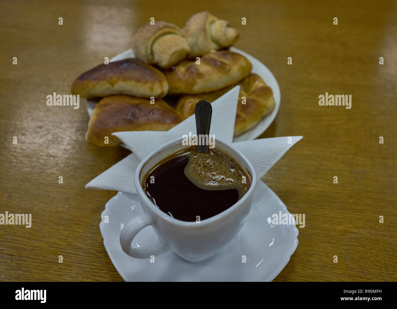 Kaffee mit Patty und Brötchen mit Äpfeln und Käse. Schuss von der Seite leicht schräg-oben. Stockfoto