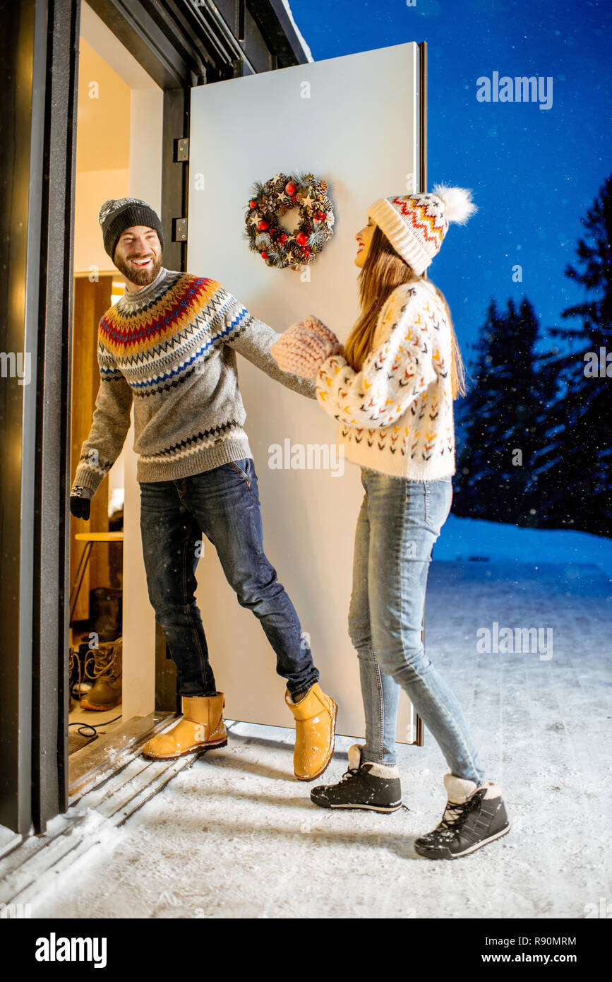 Junges Paar in den schön eingerichteten Haus durnig der Winterurlaub in den Bergen kommenden Stockfoto