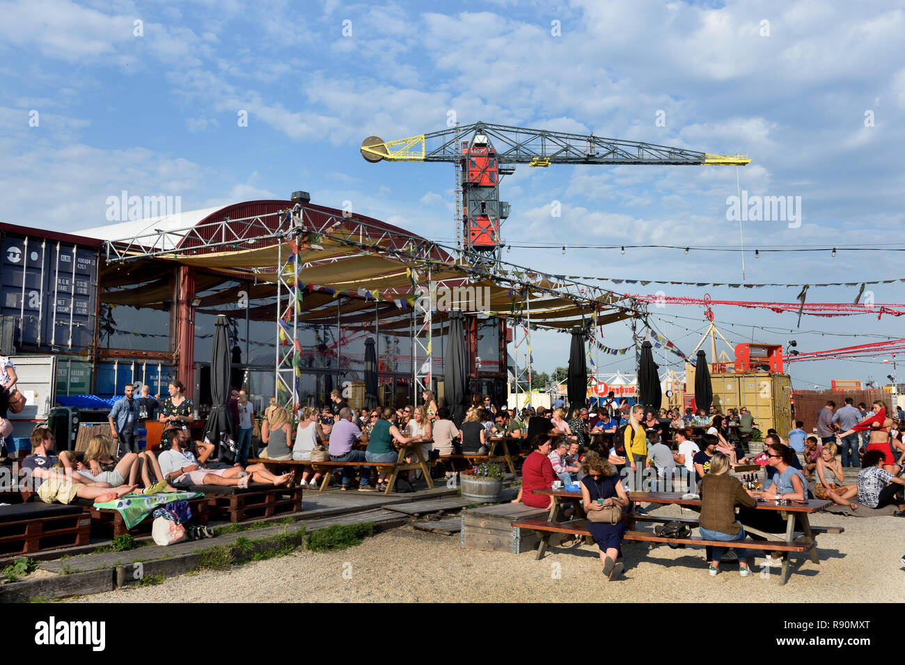 Pllek Beach Café Pub aus industriellen Rohstoffen ( Schiffscontainer ) Restaurant auf der IJ Port NDSM Wharf in Amsterdam, Niederlande gebaut Stockfoto
