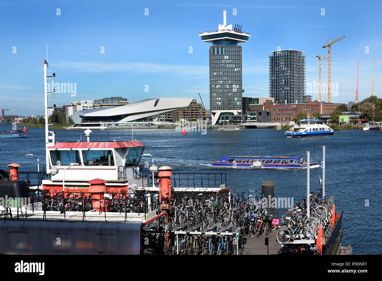 Waterfront von Amsterdam Noord Bezirk mit modernen Gebäude von Eye Film Institut und Amsterdam Tower der Niederlande, (North Bank des IJ) Stockfoto
