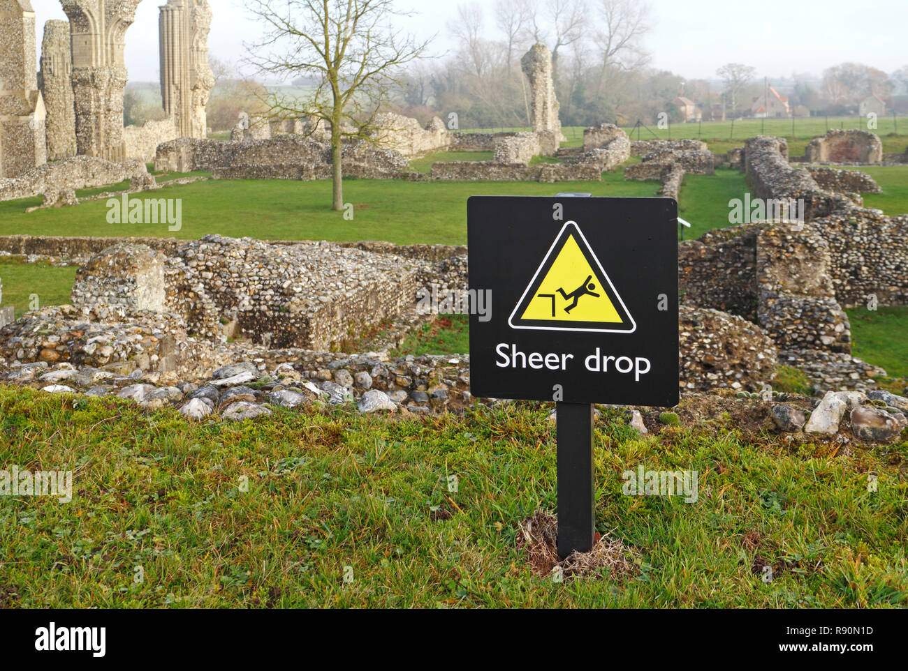 Steil Zeichen innerhalb der ausgegrabenen Ruinen der Klosterkirche St. Maria und den Heiligen Kreuz bei Binham, Norfolk, England, Vereinigtes Königreich, Europa. Stockfoto