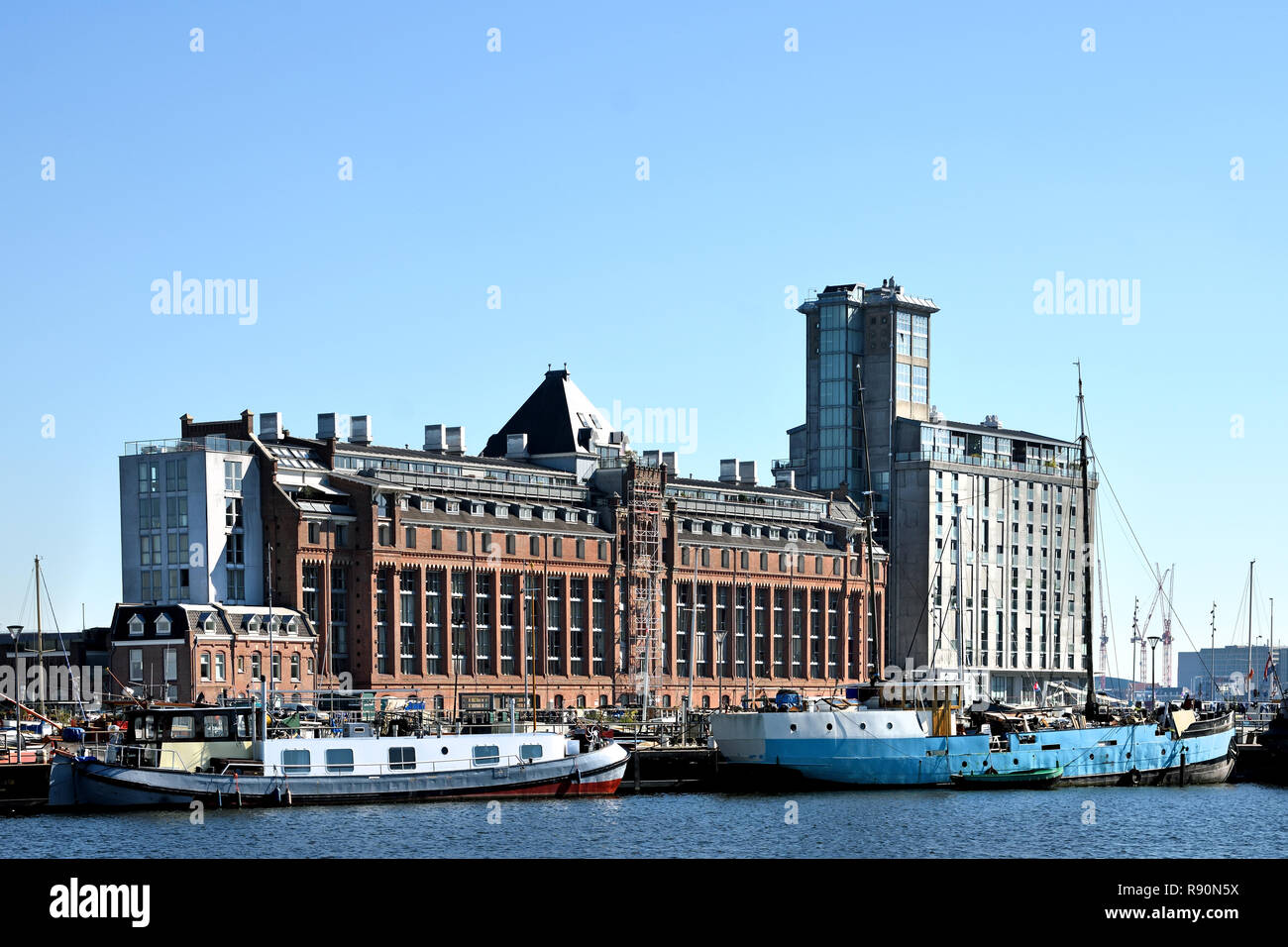 Amsterdam Niederlande moderne Architektur Wohnungen auf Westerdoksdijk und zwischen Oude Houthaven und IJ Hafen Kanal Amsterdam, Niederlande, Stockfoto