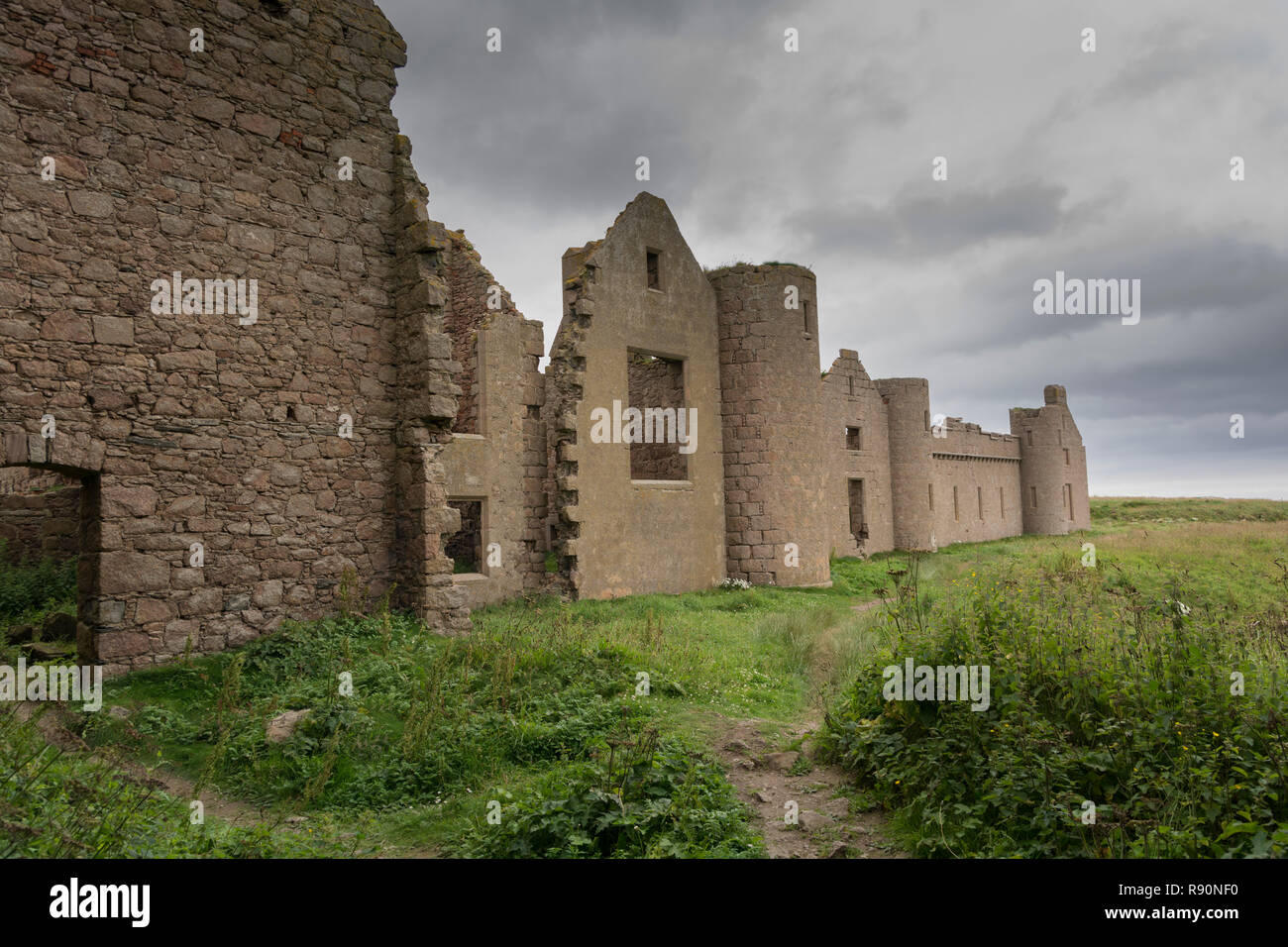 Neue Slains Castle (um Sie von der nahe gelegenen alten Slains Castle unterscheiden). Küste der Nordsee (1 km / 0,62 mi östlich von Cruden Bay). Der Kern der Th Stockfoto
