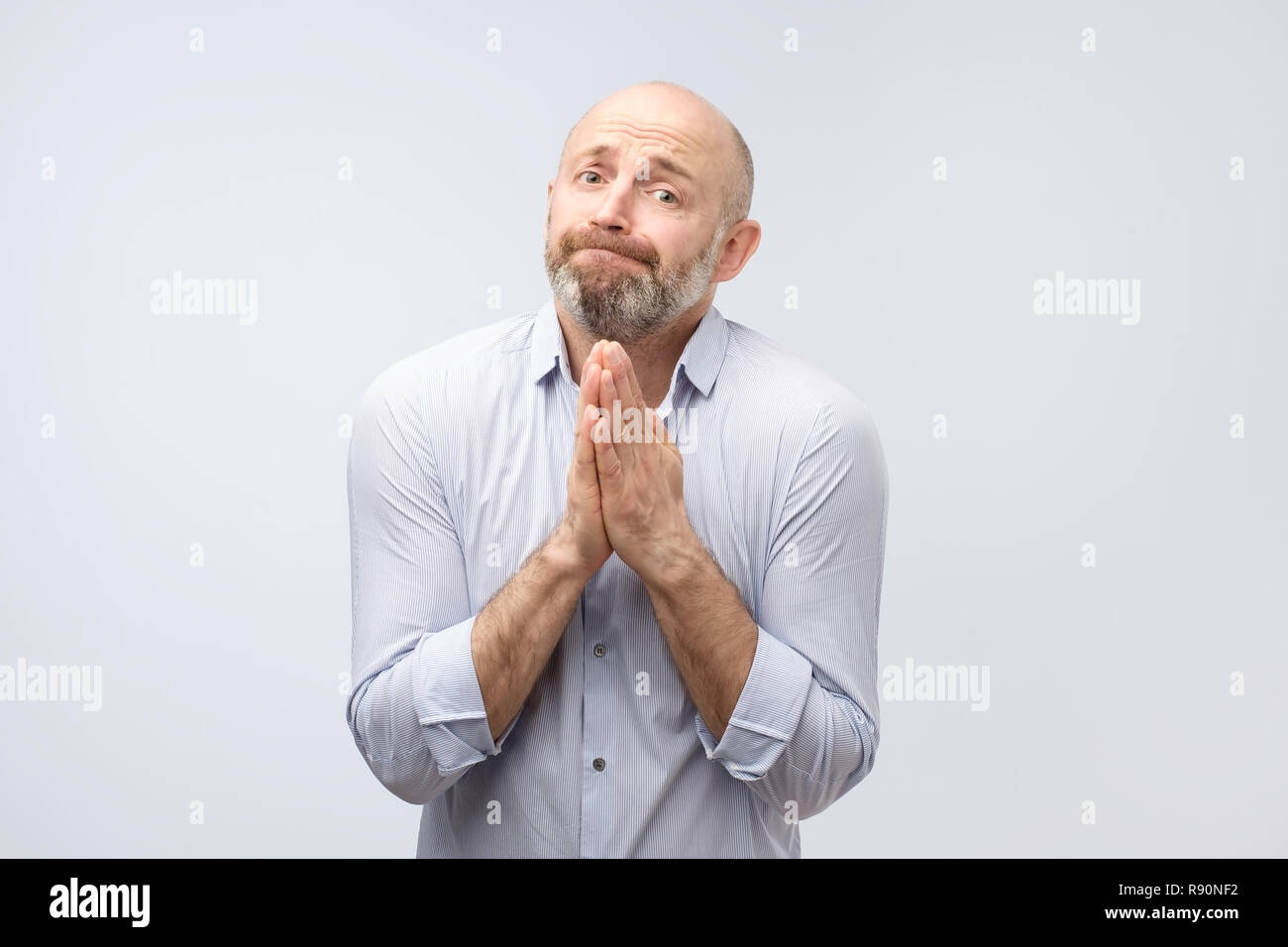 Jetzt helfen Sie mir bitte. Ältere Menschen brauchen eine Hilfe Bärtigen. Stockfoto