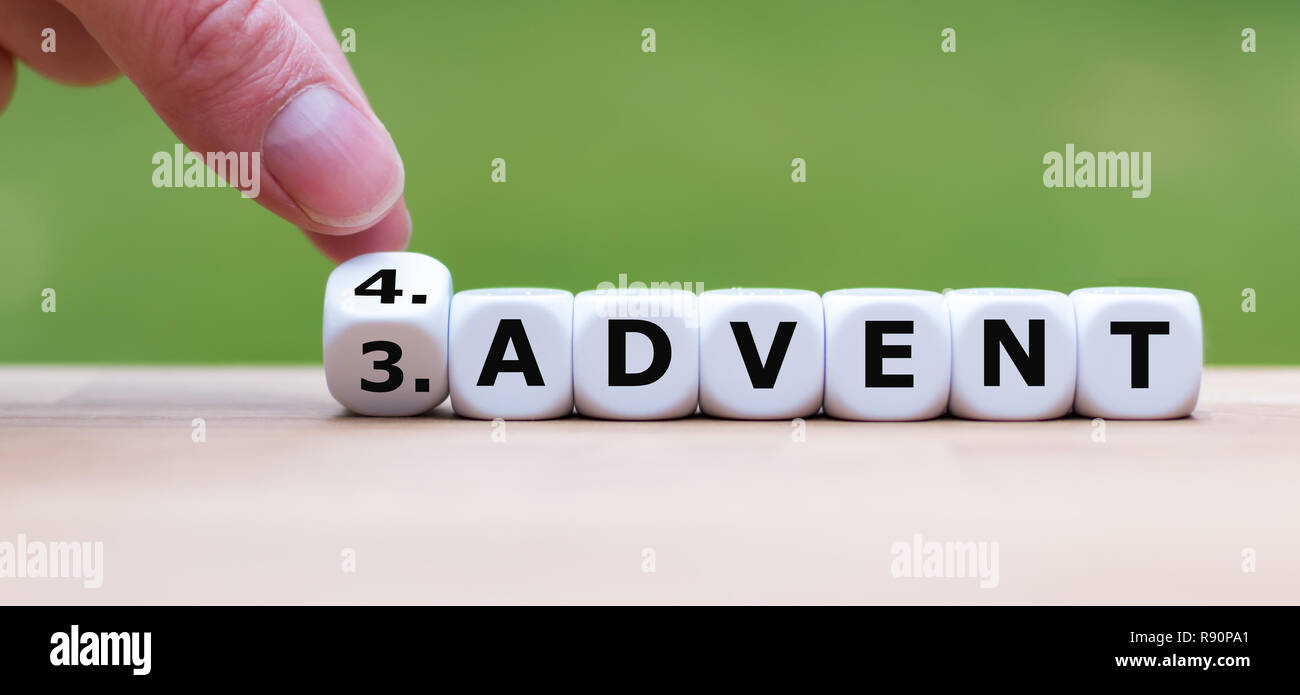 Hand dreht einen Würfel und Änderungen das Wort "3. Advent' zu '4. Advent' als Symbol für die kommenden vierten Advent Stockfoto