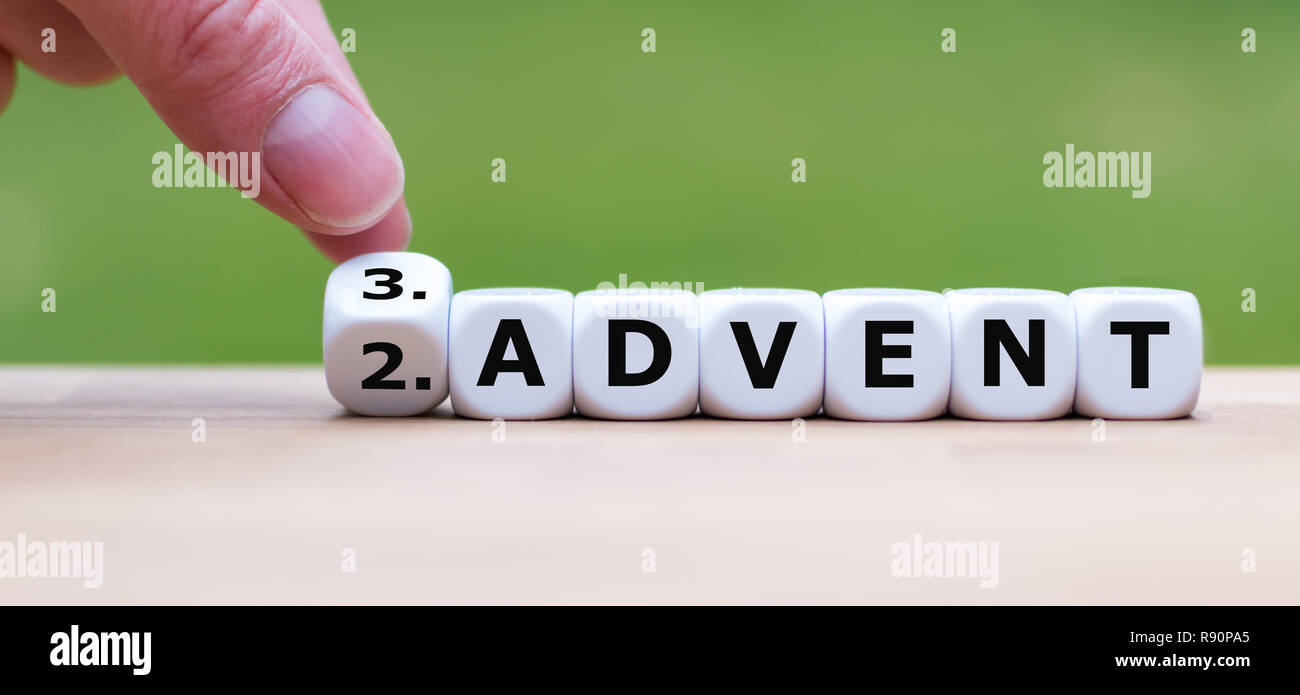 Hand dreht einen Würfel und Änderungen das Wort "2. Advent' zu '3. Advent' als Symbol für die bevorstehende dritte Advent Stockfoto