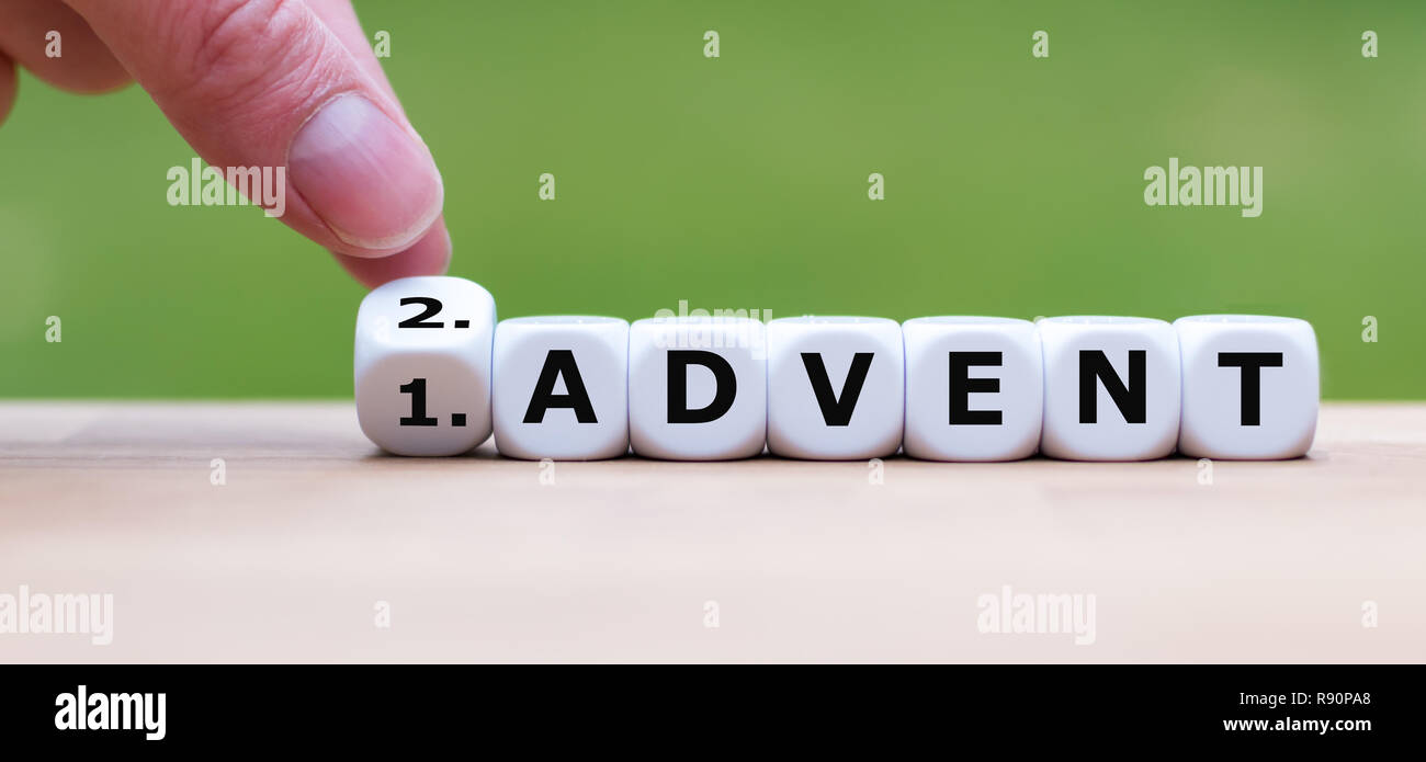Hand dreht einen Würfel und Änderungen das Wort "1. Advent' zu '2. Advent' als Symbol für die bevorstehenden zweiten Advent Stockfoto