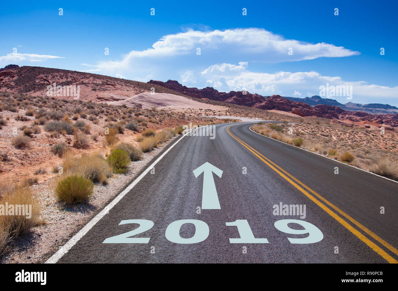 Das Jahr 2019 auf eine leere Straße in der Wüste von Nevada, USA geschrieben. Ein Pfeil zeigt in die Zukunft. Stockfoto