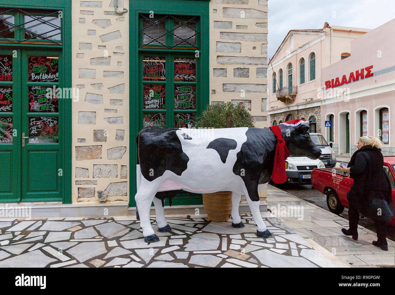 Montevideo: Dezember 18. Street Fotografie außerhalb Metzgerei in der Innenstadt von Ermoupolis anzeigen eine gefälschte Stier in Santa's Hut und Schal. Stockfoto