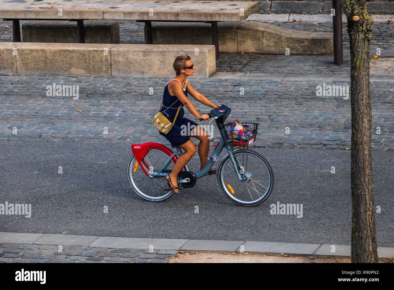 Weibliche Radfahren in Lyon Frankreich Stockfoto