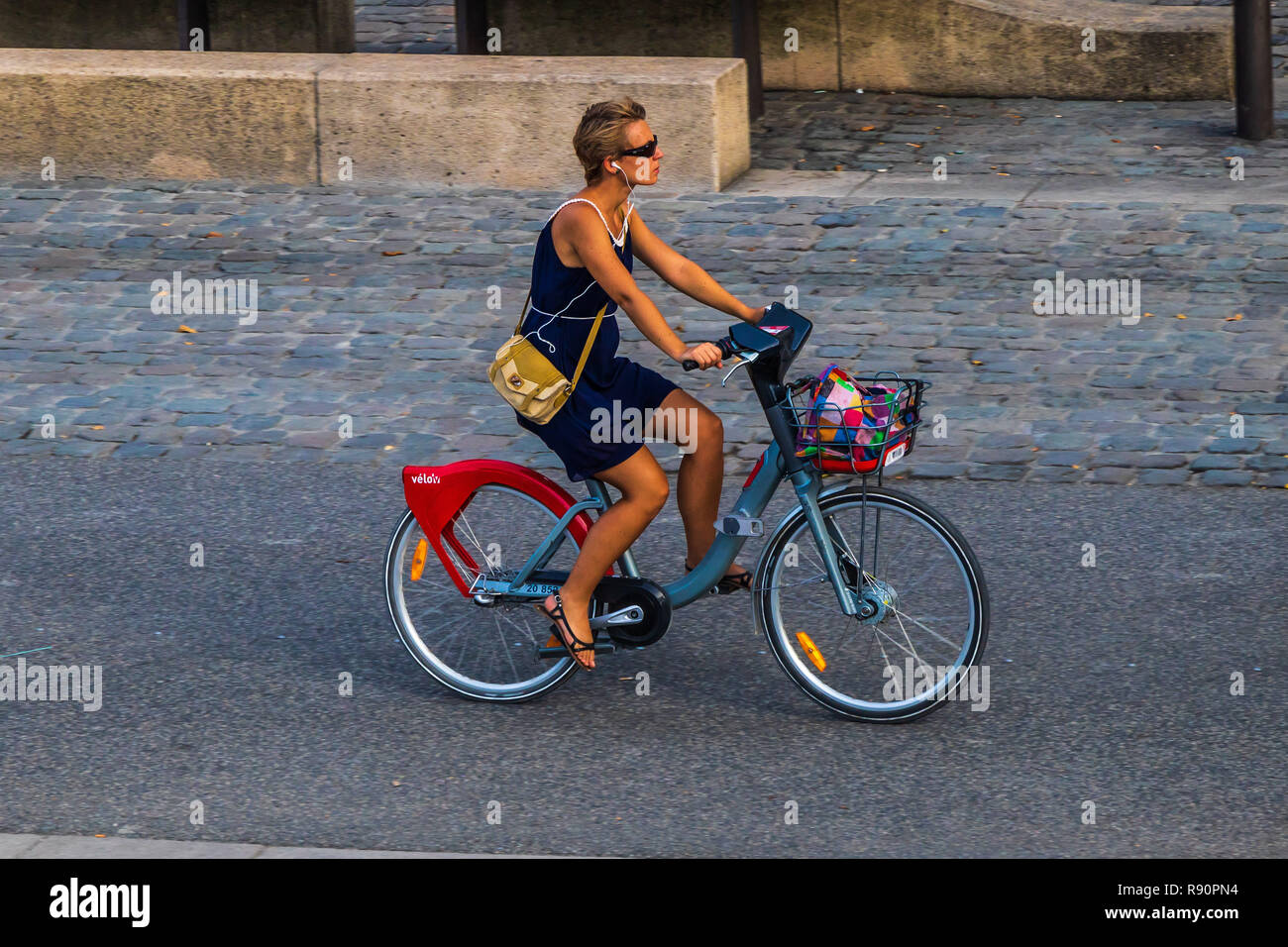 Weibliche Radfahren in Lyon Frankreich Stockfoto