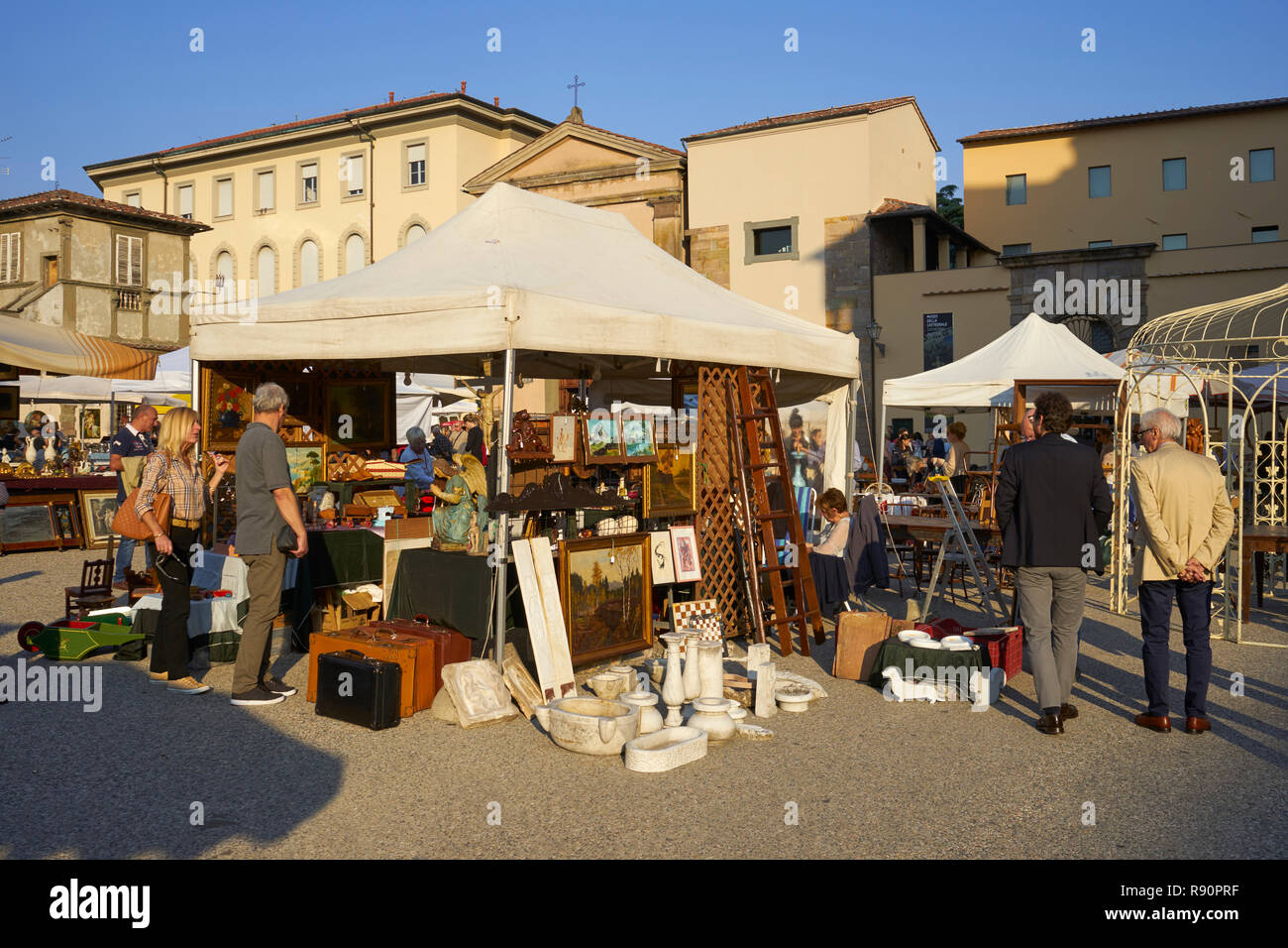 Lucca, Toskana, Italien: antike Markt auf der Piazza San Martino neben dem Duomo Stockfoto