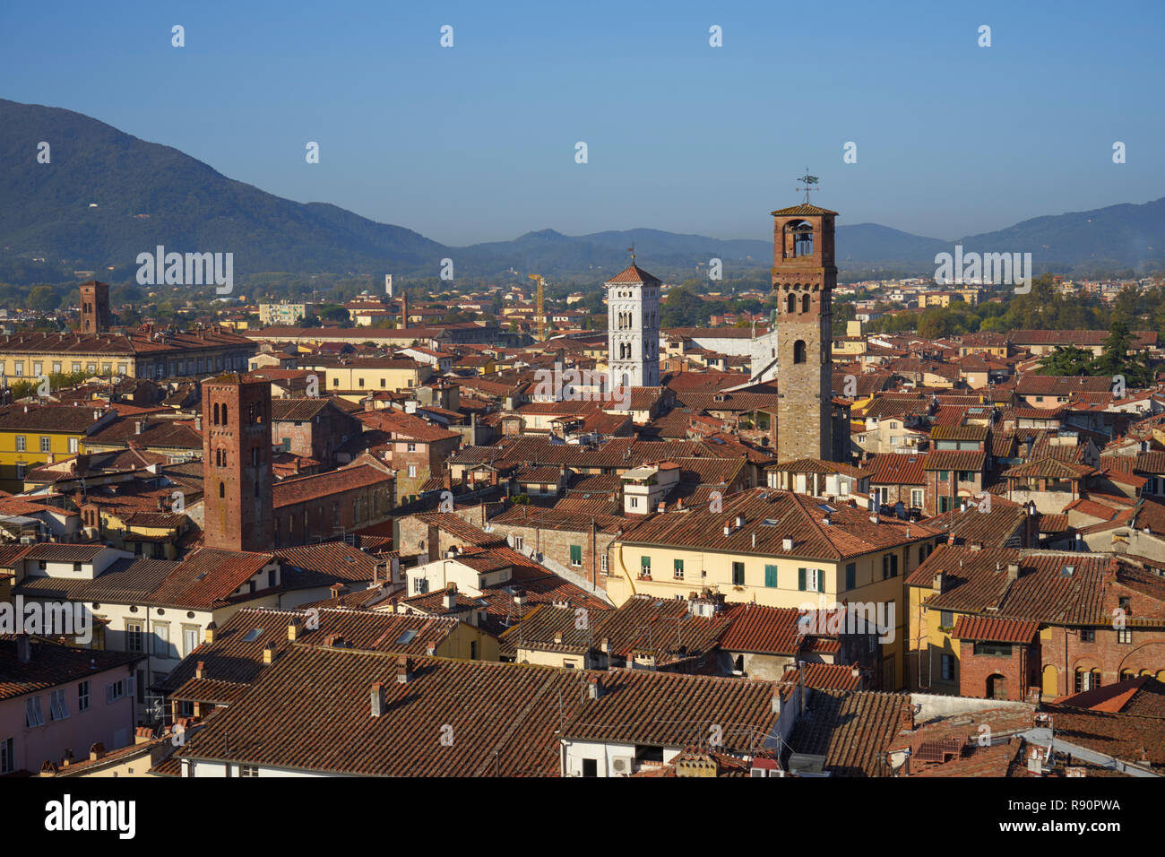 Lucca, Italien: Blick über die Dächer in Richtung Torre delle Ore und Hügel vom Torre Guinigi Stockfoto