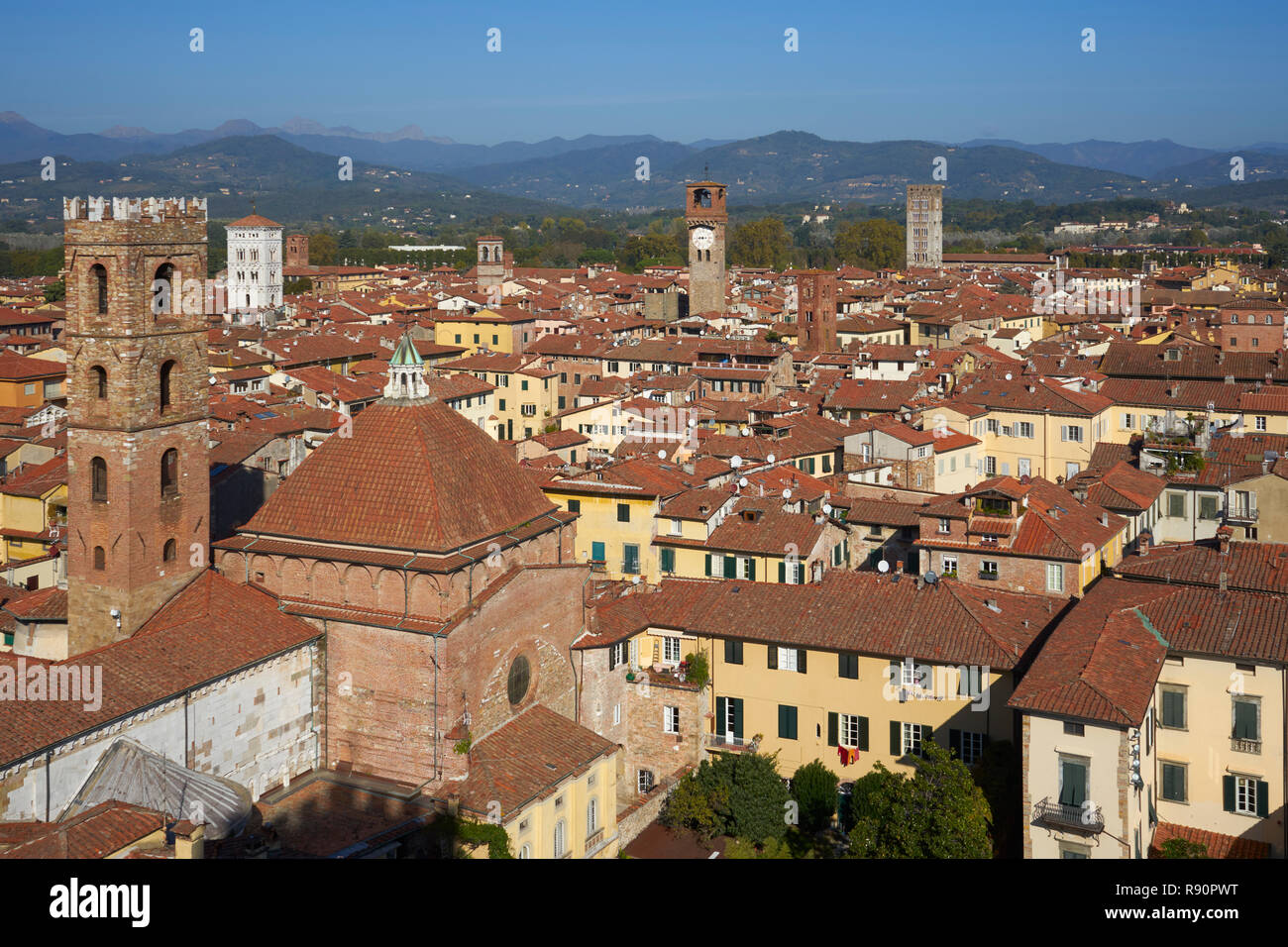 Lucca, Italien: Blick über die Dächer von Torre delle Ore und Hügel von Kathedrale San Martino Stockfoto