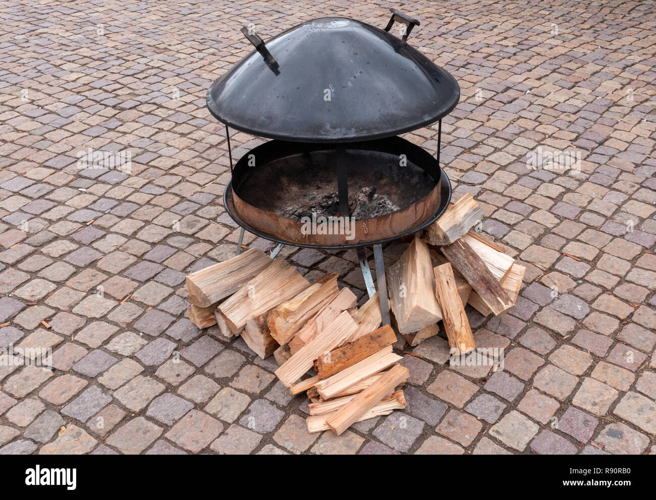 Unlit portable outdoor Feuerstelle mit dem Anzünden Stockfoto