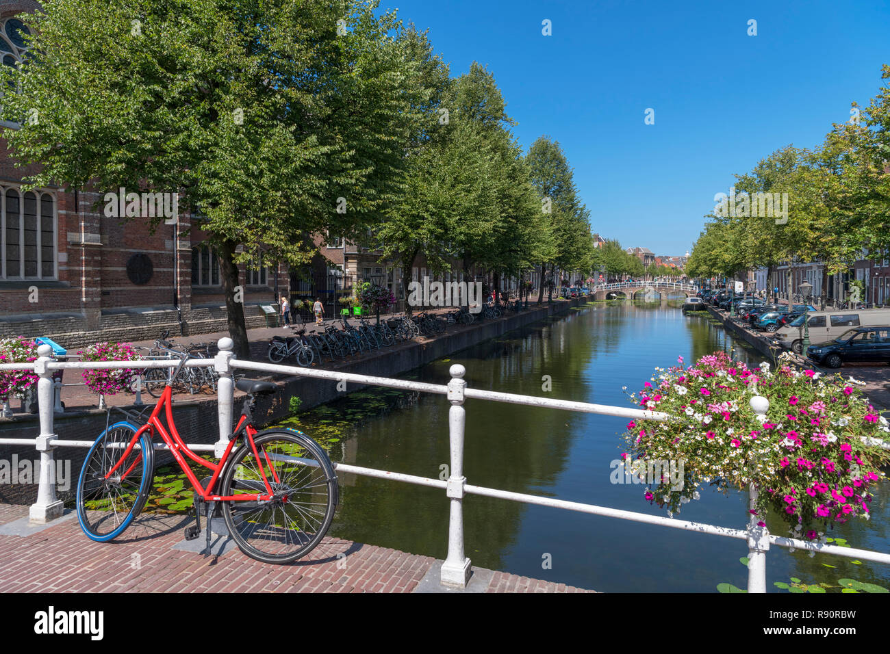 Blick von Nonnenbrug an der Rapenburg Canal, Leiden, Zuid-Holland (Südholland), Niederlande Stockfoto