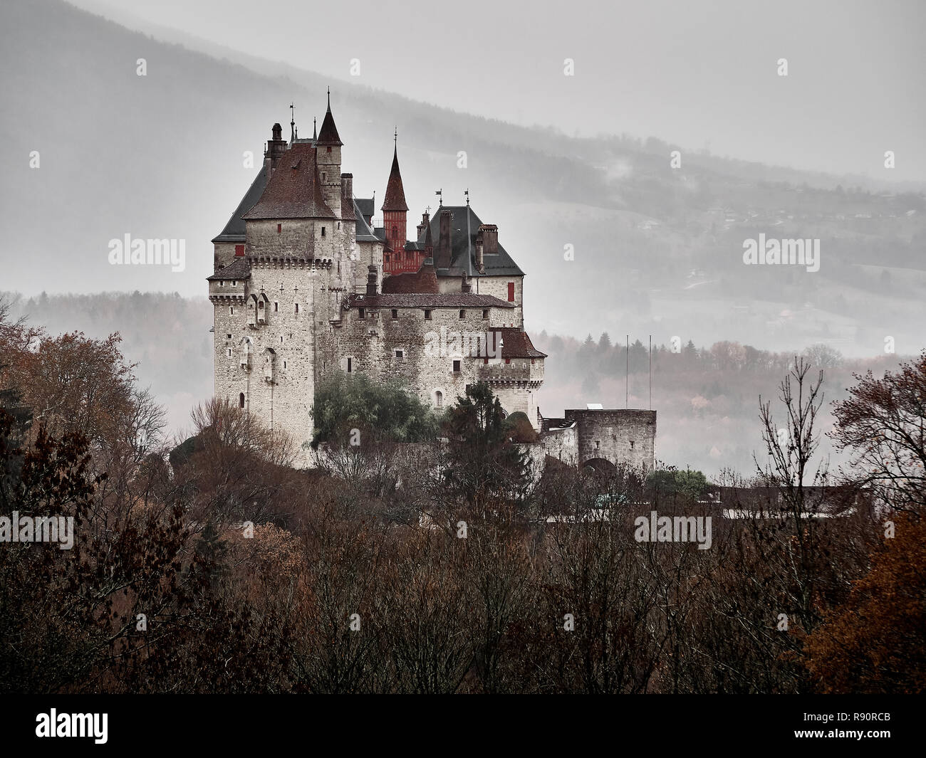 Screenshot des Chateau Menthon Saint Bernard, einem historischen Schloss in der Nähe von Annecy im Herbst. Sie sagen, der die Burg, die die Disneyland ist einer inspiriert Stockfoto