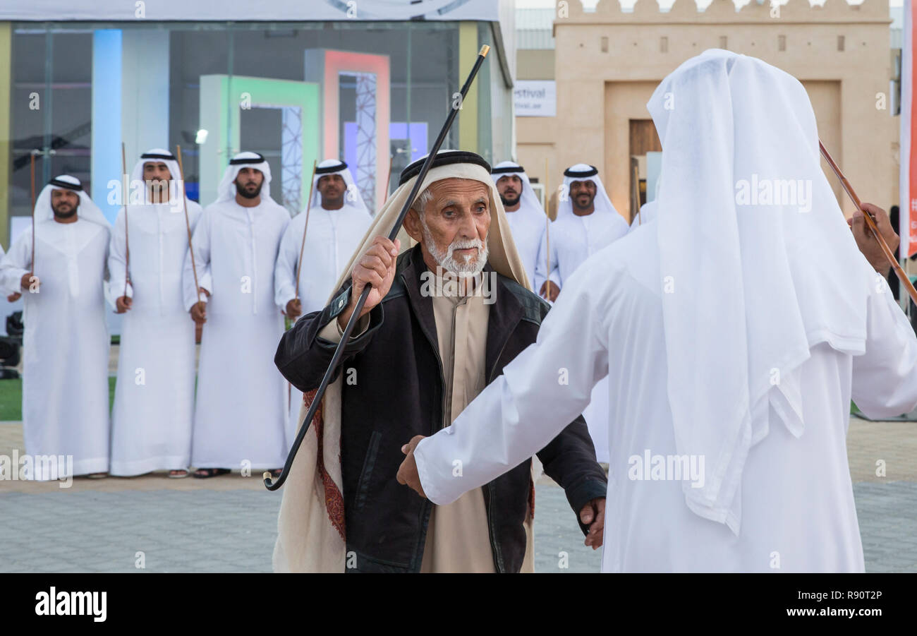 Medinat Zayed, Vereinigte Arabische Emirate, am 15. Dezember, 2017: Emiratischen Männer tanzen traditioneller Tanz Stockfoto