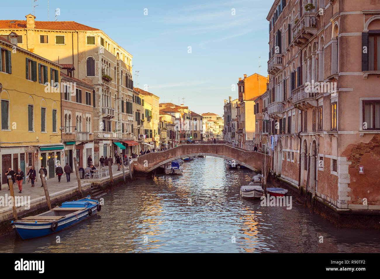 Venedig, Italien, 28. Oktober 2016: Streetview mit Brücke und alten Gebäuden in Venedig Italien Stockfoto
