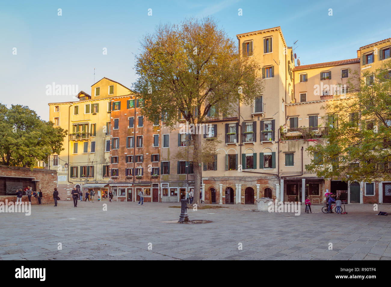 Venedig, Italien, 28. Oktober 2016: Streetview mit quadratischen und alten Häusern in Venedig Italien Stockfoto