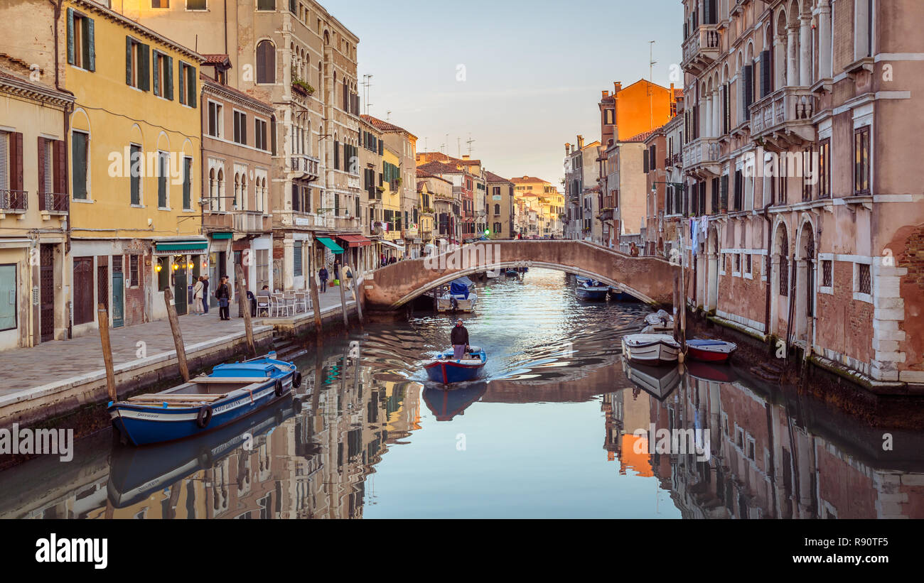 Venedig, Italien, 28. Oktober 2016: Streetview mit Brücke und alten Gebäuden in Venedig Italien Stockfoto