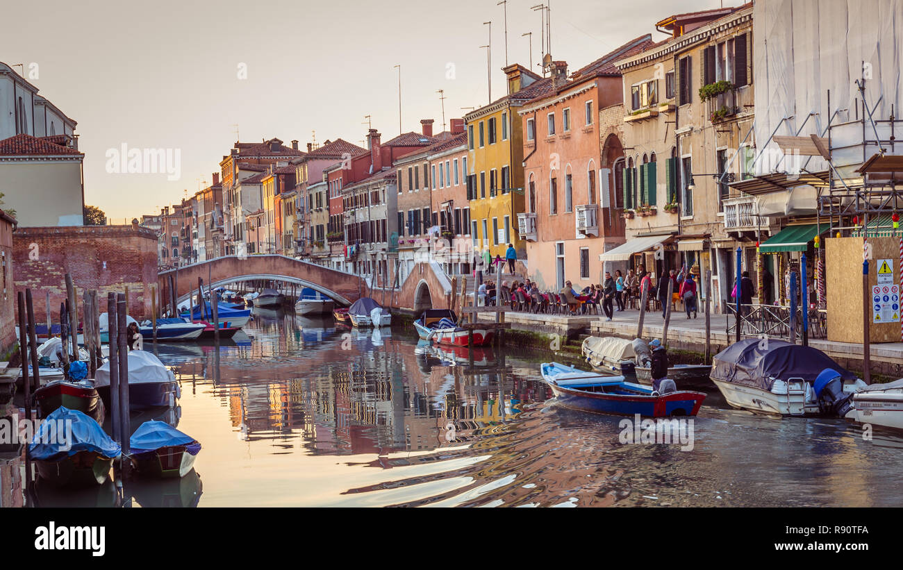Venedig, Italien, 28. Oktober 2016: Streetview mit Brücke und alten Gebäuden in Venedig Italien Stockfoto