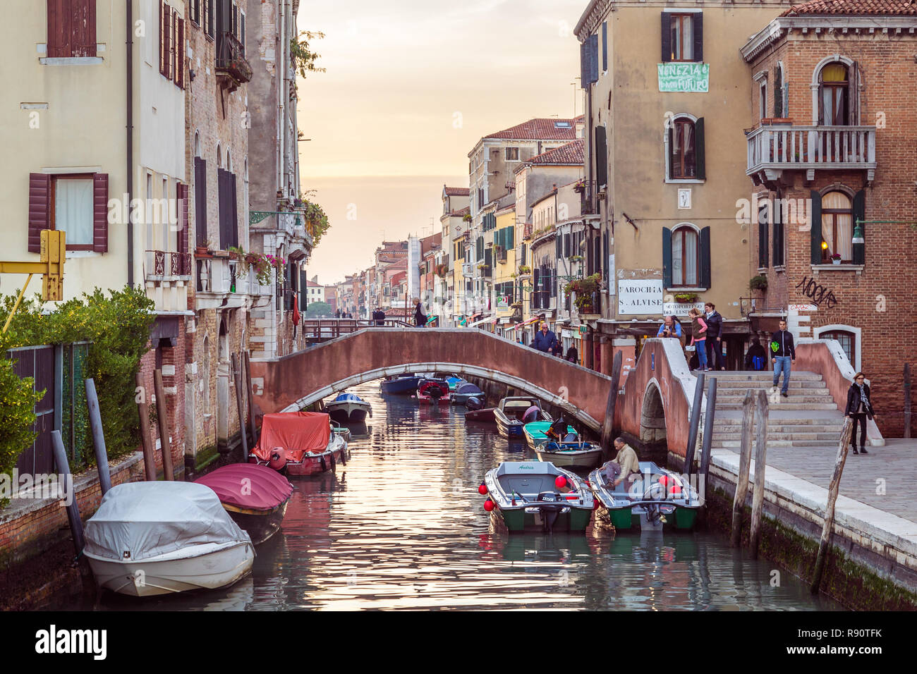 Venedig, Italien, 28. Oktober 2016: Streetview mit Brücke und alten Gebäuden in Venedig Italien Stockfoto