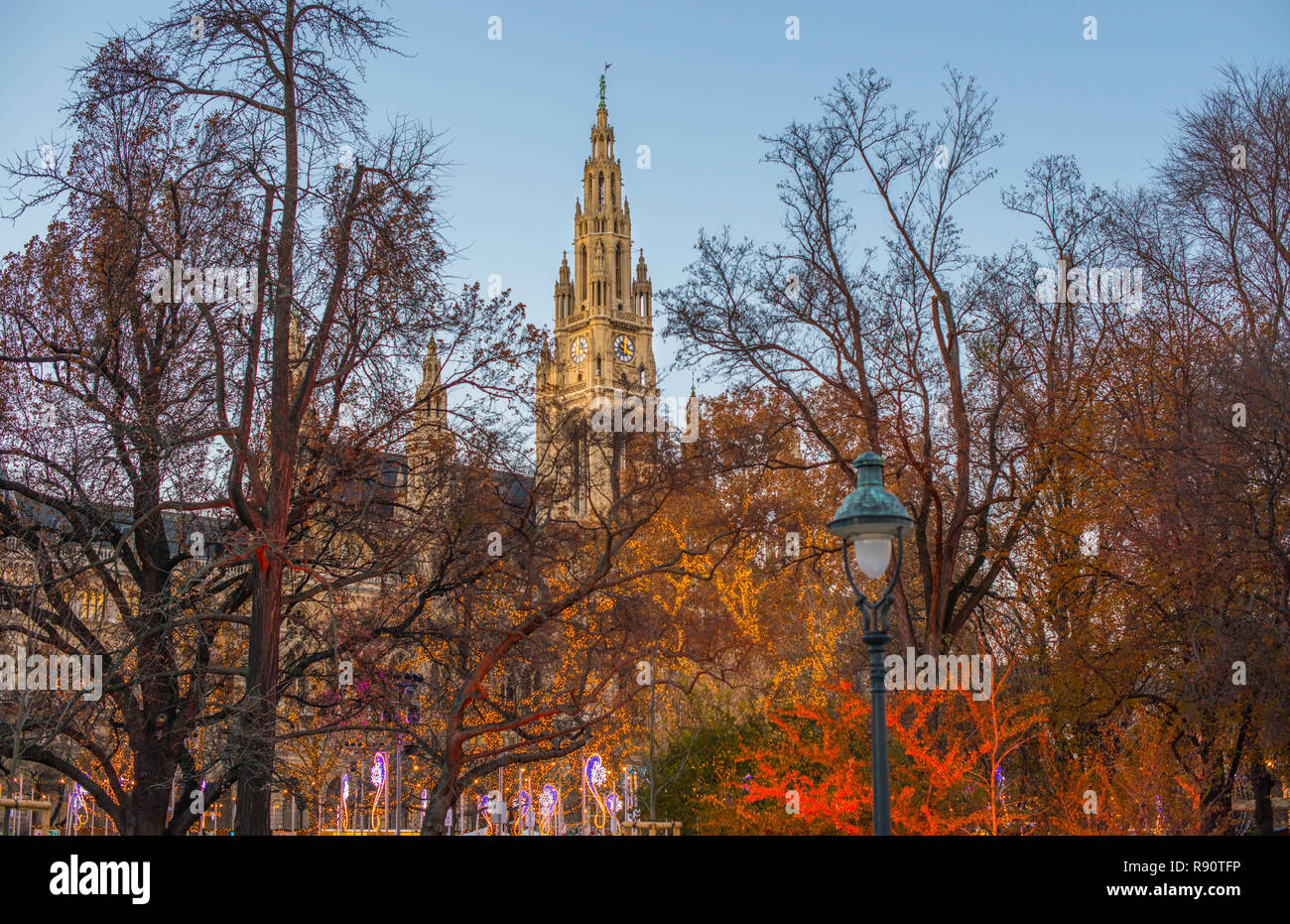 Wiener Rathaus/Rathaus (Rathaus) mit Weihnachtsbeleuchtung, Österreich. Stockfoto