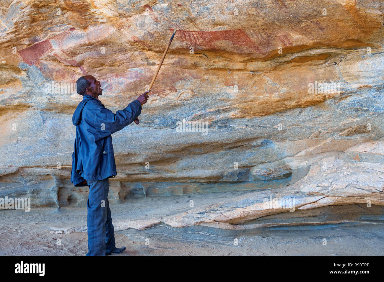 Leitfaden zeigt, neolithische Felsmalereien in Laas Geel, Hargeisa, Somaliland Stockfoto