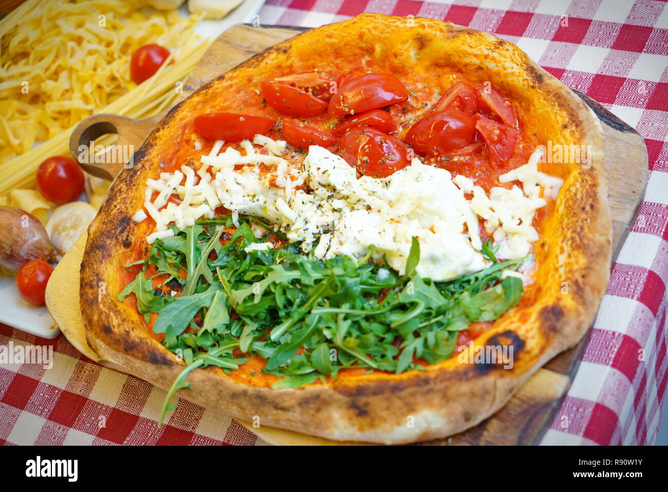 Patriotische Italienische tricolore Pizza mit Streifen in Rot, Weiß und Grün in den Farben der Nationalflagge Stockfoto