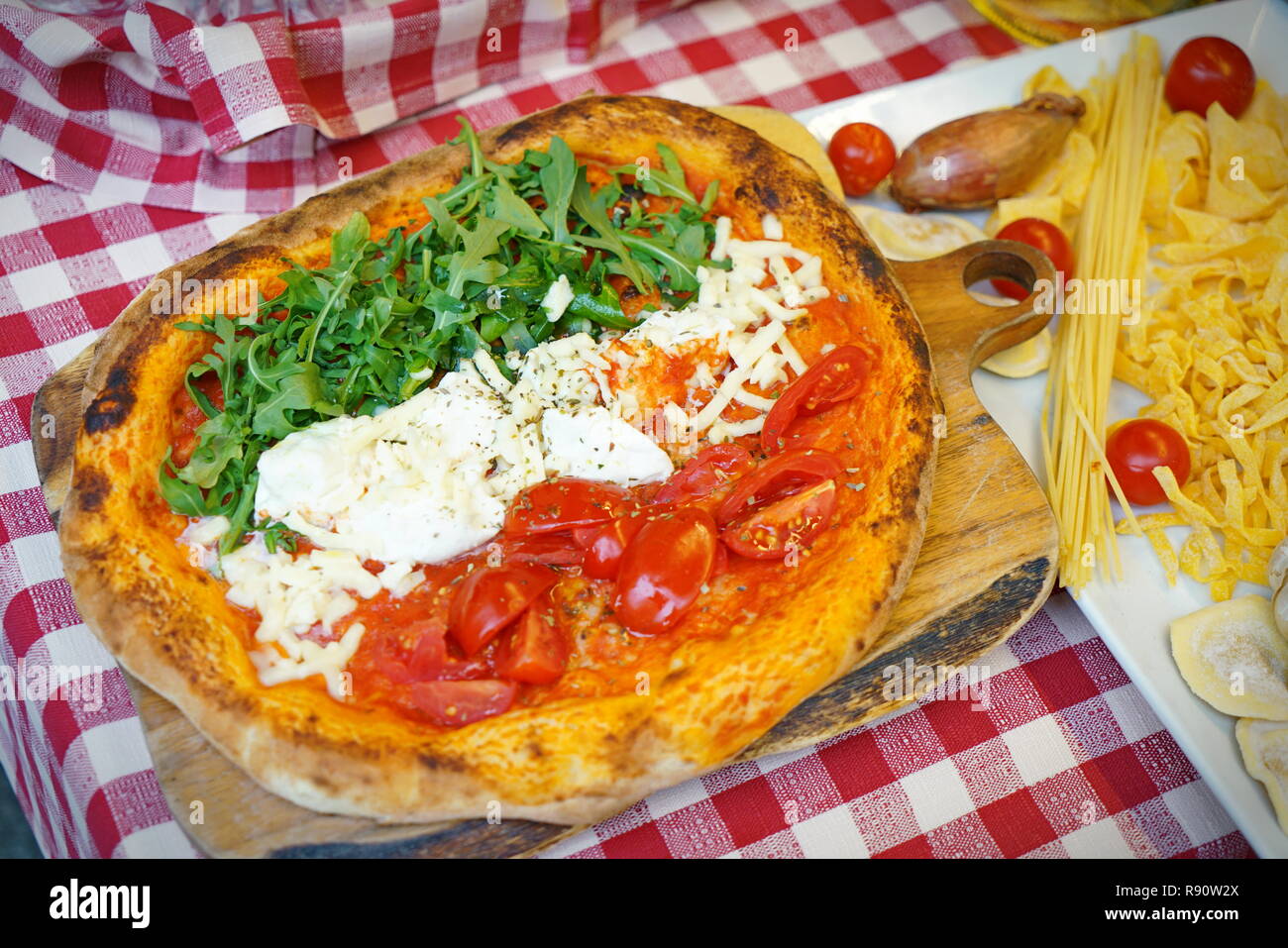 Patriotische Italienische tricolore Pizza mit Streifen in Rot, Weiß und Grün in den Farben der Nationalflagge Stockfoto