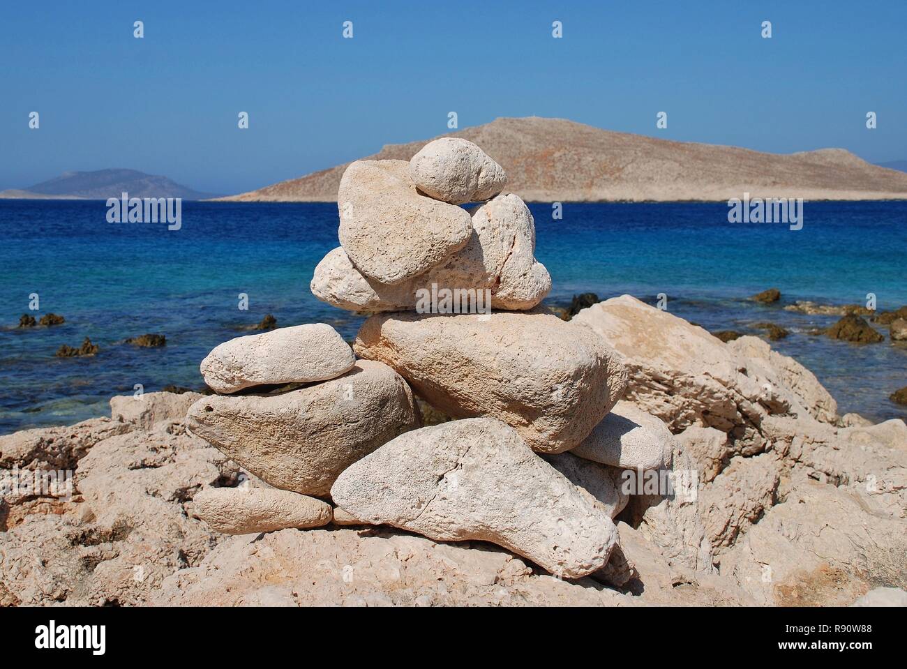 Ein Turm von Steinen am Ftenagia Strand von Emborio auf der griechischen Insel Chalki. Stockfoto