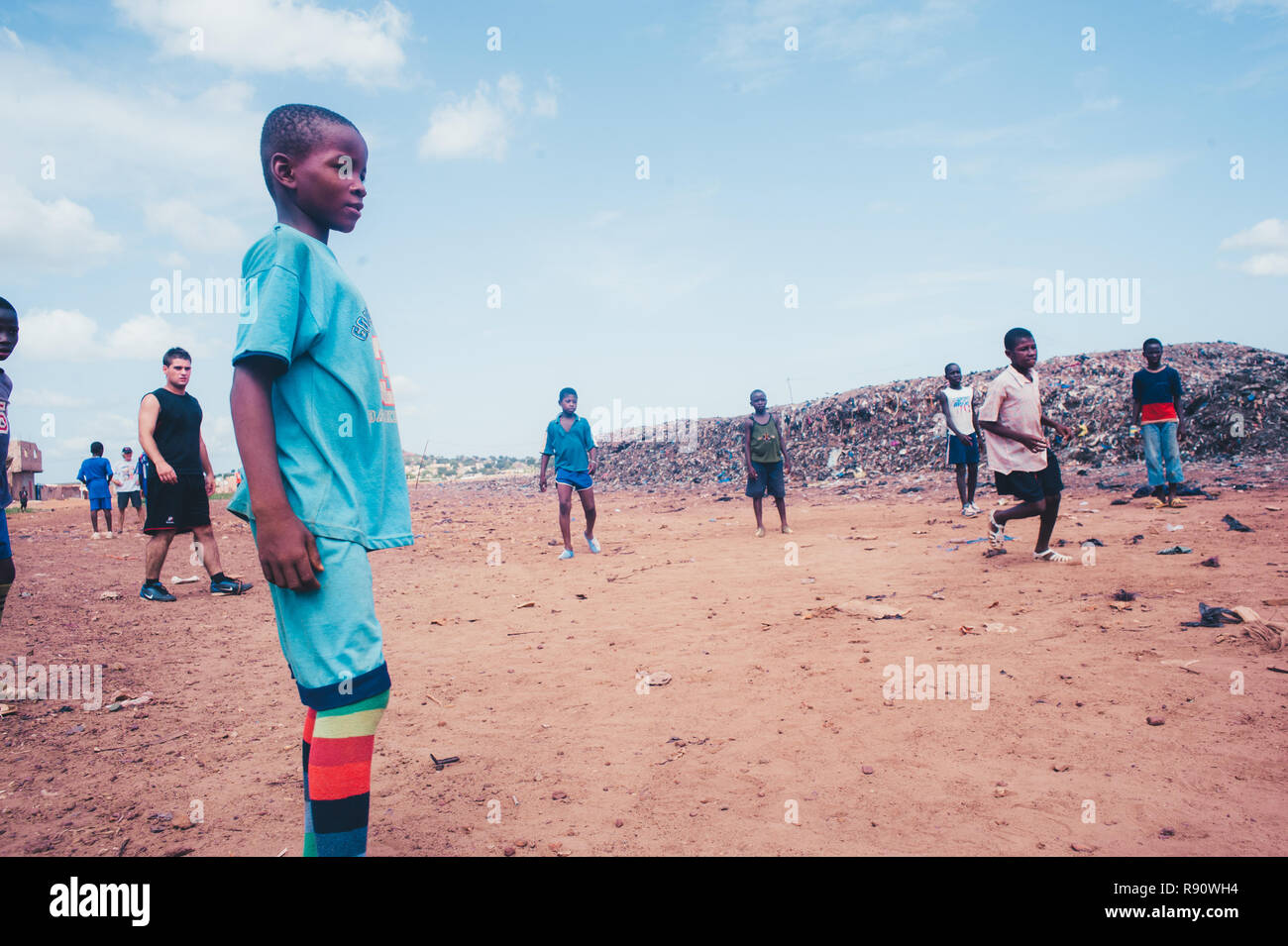 Mali, Afrika - schwarze afrikanische Kinder Fußball spielen in einer Müllhalde. In ländlicher Umgebung in der Nähe von Bamako Stockfoto
