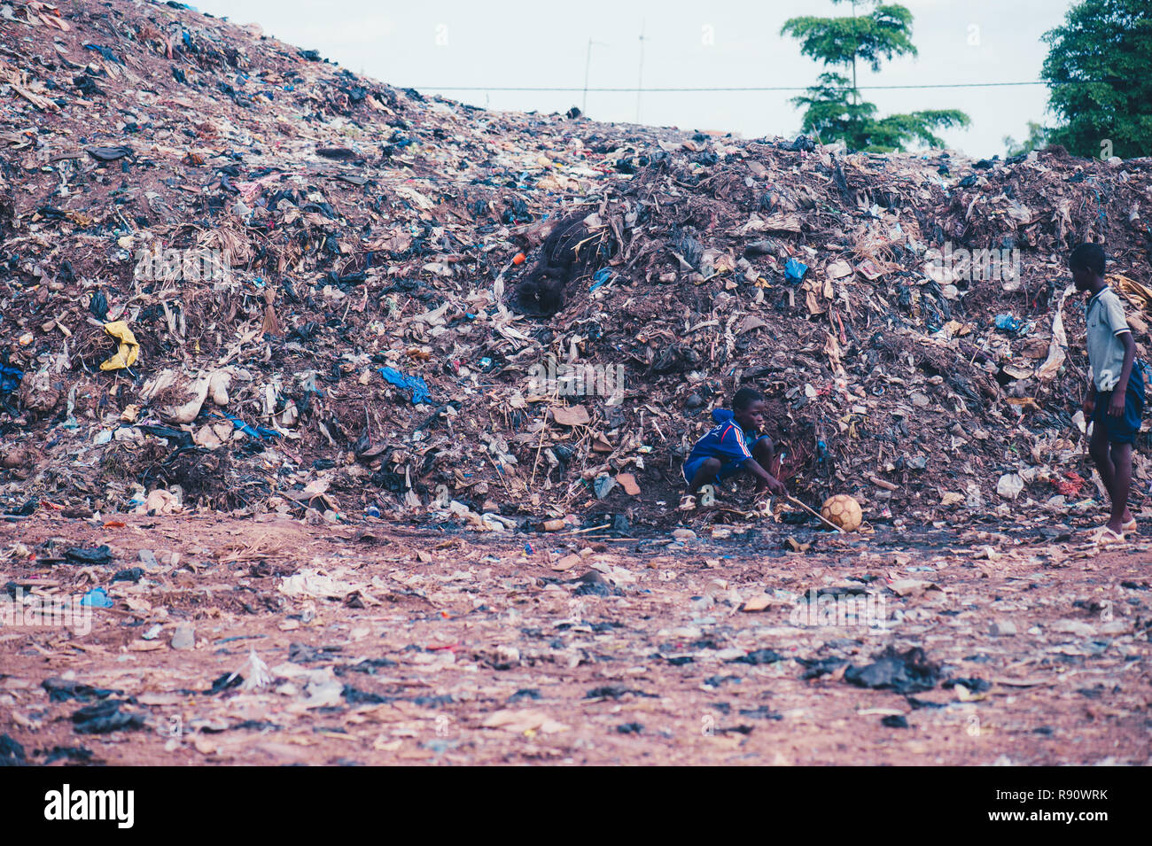 Mali, Afrika - schwarze afrikanische Kinder Fußball spielen in einer Müllhalde. In ländlicher Umgebung in der Nähe von Bamako Stockfoto