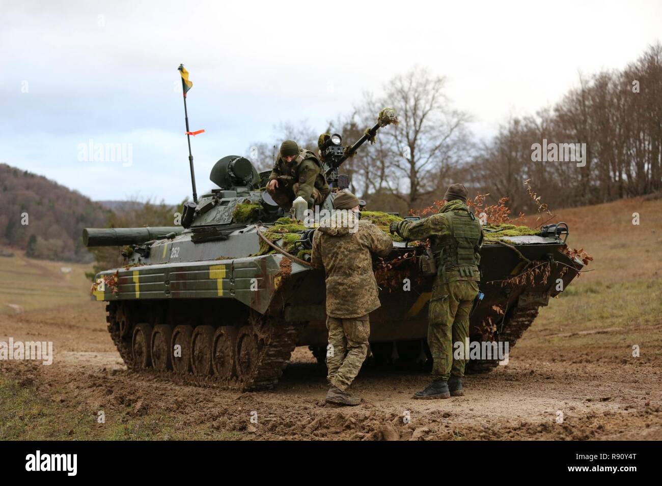 Ukrainischen Truppen diskutieren Ziele des Trainings während der Mähdrescher lösen, Dez. 8, 2018 Hohenfels Training Bereich. Kombinierte Lösung XI ist eine alle zwei Jahre stattfindende Übung, die als Combat Training Center Zertifizierung für Regional zugeteilten Kräfte dient. Diese Wiederholung der Übung erfolgt in zwei Phasen an Grafenwöhr und Hohenfels Training in Bereichen zwischen 26 Nov.-Dez. 14, 2018 und Jan. 13-25, 2019. Stockfoto