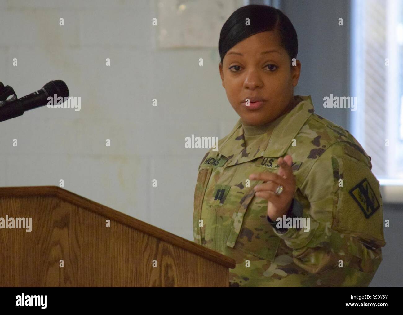 Georgien Army National Guard Kapitän Latonya Hicks, eingehende Commander von der im Bereich Support Medical Unternehmen Adressen ihr Kommando zum ersten Mal nach einem Befehl Zeremonie Dez. 9, 2018 in Marietta, GA. Stockfoto