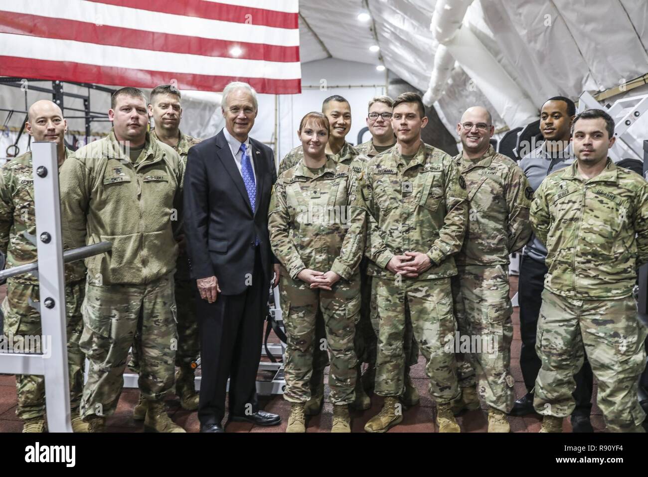 Senator Ron Johnson, R-WI, Posen für Fotos mit Mitgliedern der 278th Armored Cavalry Regiment aus Tennessee an der YCTYC, Ukraine, Dez. 8. Stockfoto