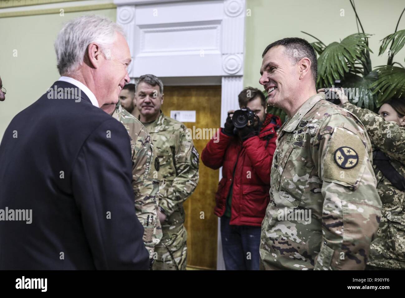 Senator Ron Johnson, R-WI, Gespräche mit Command Sgt. Maj. Dale Crockett der 278th Armored Cavalry Regiment aus Tennessee an der YCTC, Ukraine, Dez. 8. Stockfoto