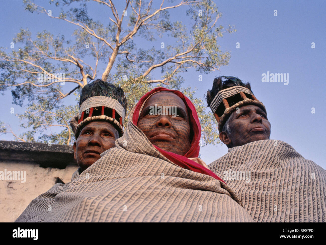 Bhaktains, Frauen Ramnaami Asketen, mit Ihren tätowierten Körpern tragen auffallende Schwarze & Weiße Roben und Peacock - federwild Kopf Zahnräder, zentrale Indien. Stockfoto