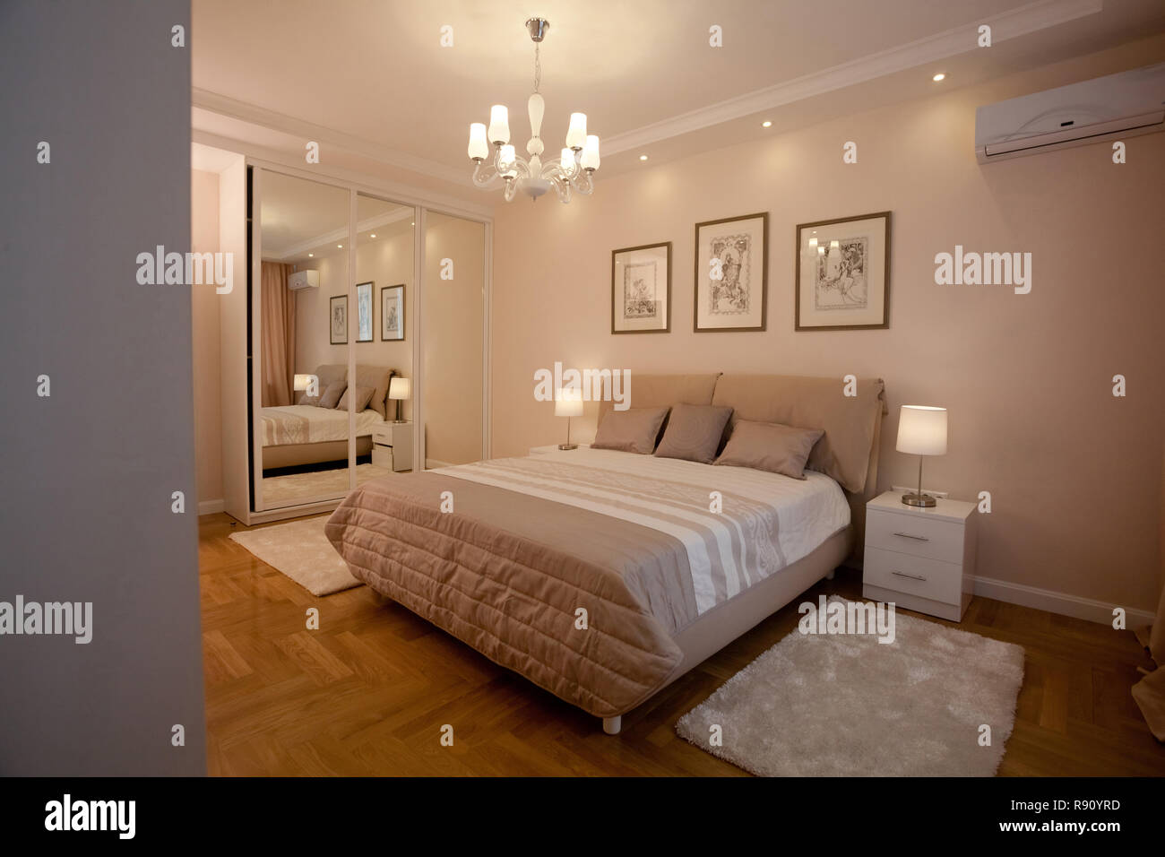 Epmty minimalistischen Interieur Hintergrund, Schlafzimmer, modernes Apartment mit großen Spiegeln, Doppelbett, Lichter auf, niemand, mit Kopie Raum, horizontal Stockfoto