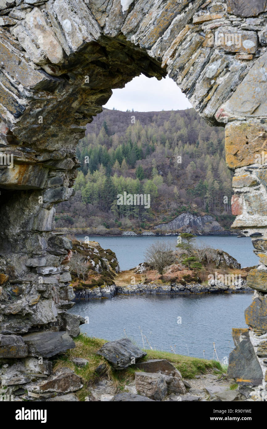 Strome Schloss mit Blick auf den Loch Carron, Wester Ross, Hochland, Schottland Stockfoto