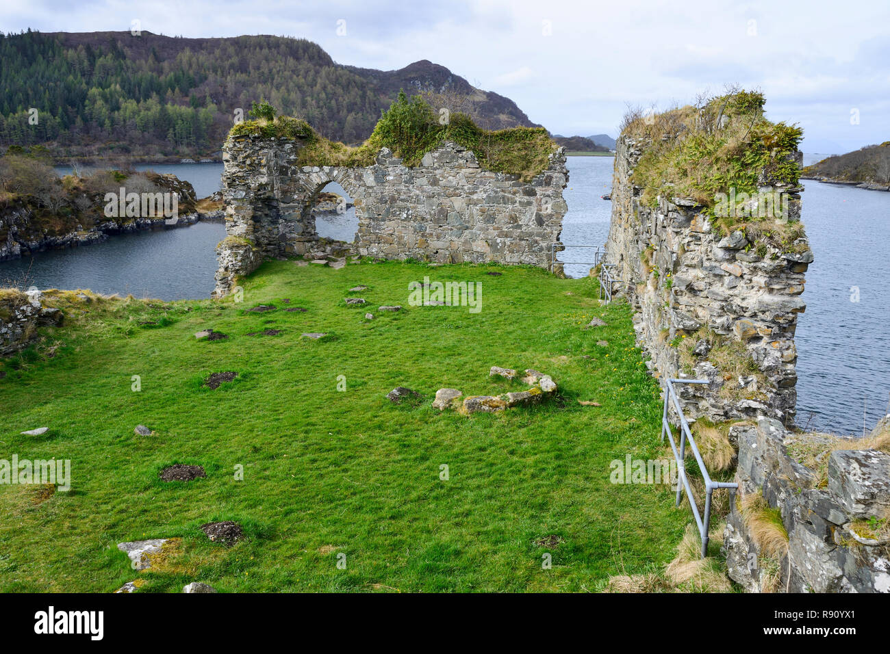 Strome Schloss mit Blick auf den Loch Carron, Wester Ross, Hochland, Schottland Stockfoto