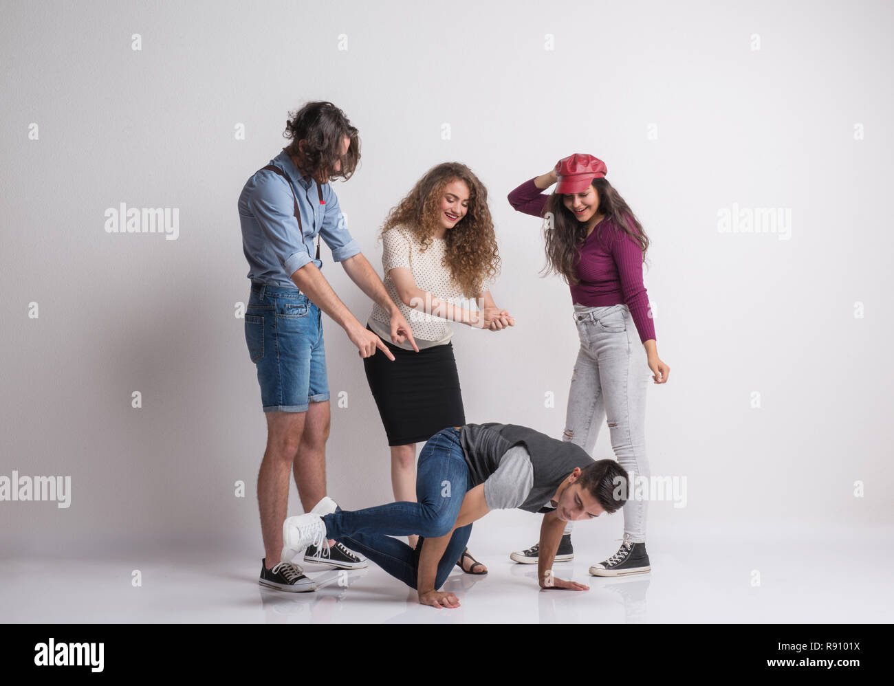 Eine Gruppe junger Leute mit einem Freund tanzen Breakdance in einem Studio. Stockfoto